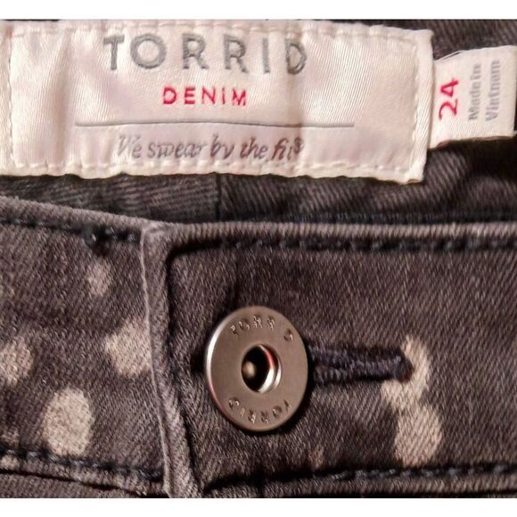 TORRID/JACK DAVID Women's Plus Size Tie-Dye distressed Black & White Shorts - Picture 7 of 14